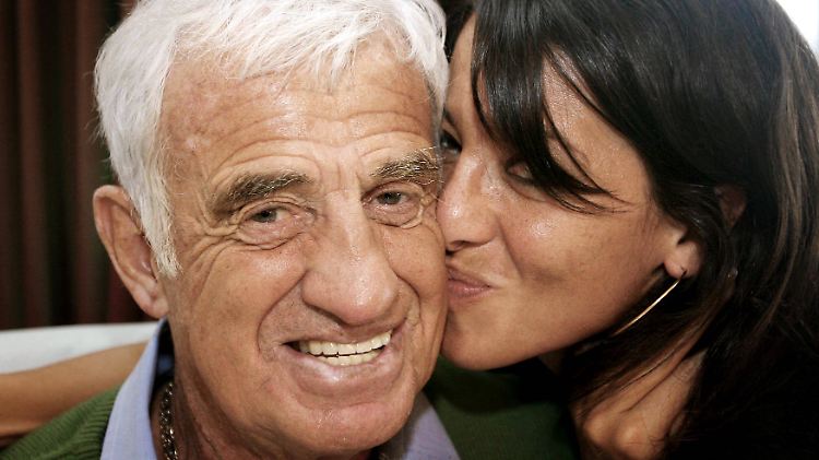 In die Schlagzeilen kam Belmondo 2010 wegen seiner Beziehung zur wesentlich jüngeren Barbara Gandolfi.