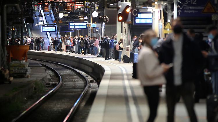 Nach fünftägigen Streik rechnet die Bahn für Dienstag wieder mit einem weitgehend normalen Zugbetrieb.