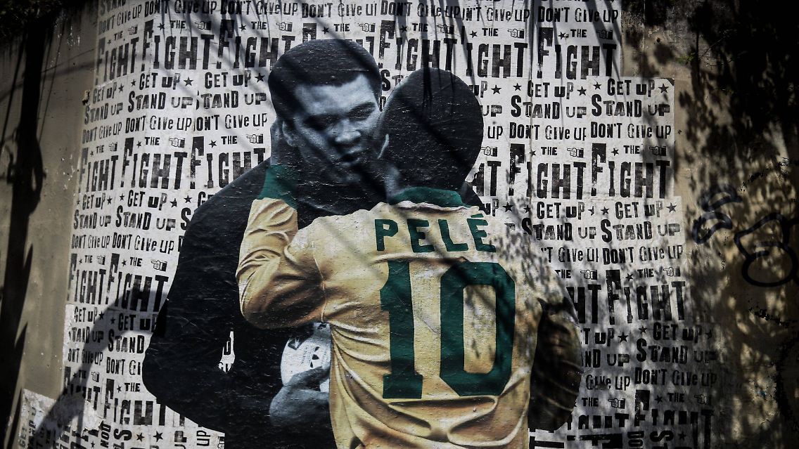 Ein Wandgemälde in São Paulo zeigt Pele und den Boxer Muhammad Ali.