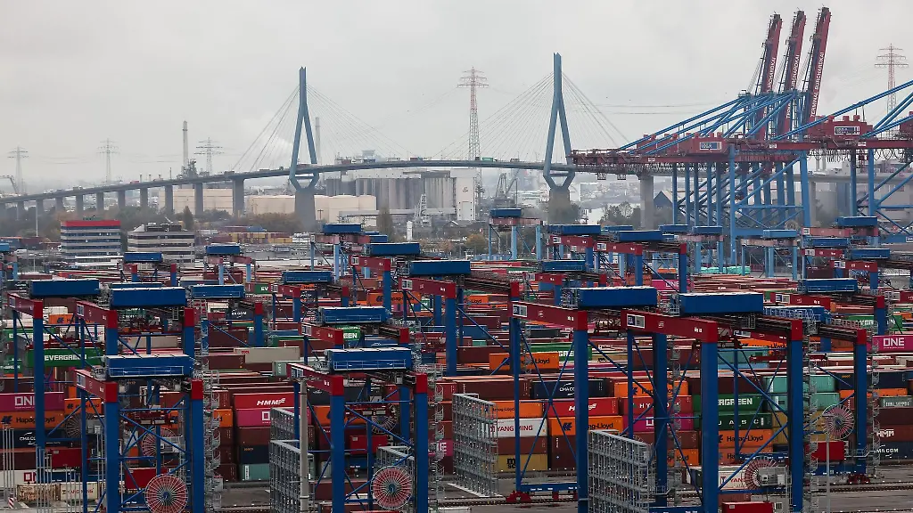 Container-lagern-im-Containerterminal-Burchardkai-der-HHLA-im-Hamburger-Hafen