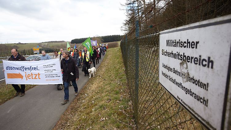 Die Friedensbewegung fordert seit vielen Jahren einen Abzug der US-Atomwaffen aus Deutschland, wie hier am Fliegerhorst Büchel.