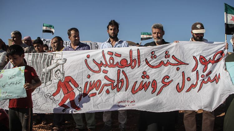 In einem syrischen Flüchlingslager protestieren die Menschen gegen Folter in Assads Gefängnissen. 