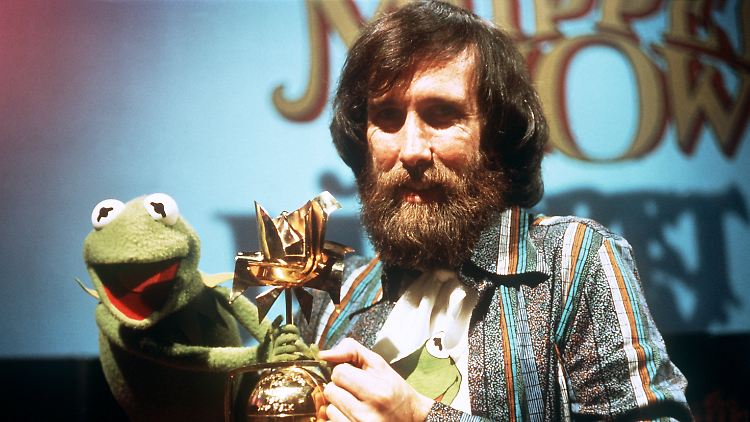 Der US-Puppenspieler mit dem Star der "Sesamstraße": Kermit, dem Frosch.