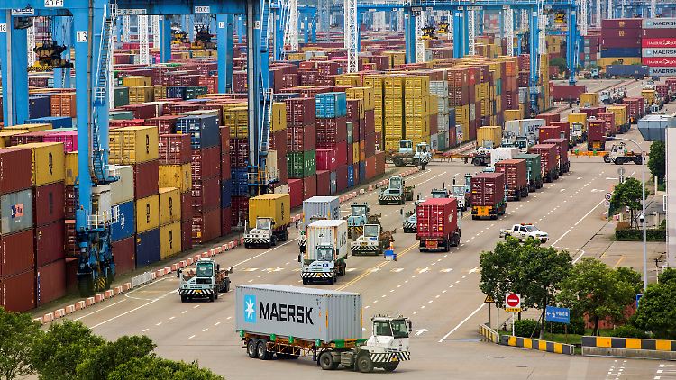 Am vorübergehend geschlossenen Containerterminal Ningbo herrscht wieder geschäftiges Treiben.