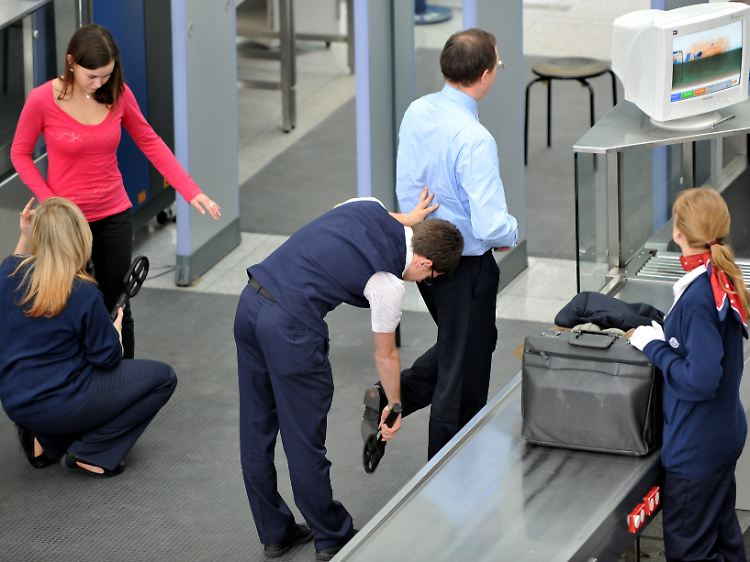 Angesichts der Terrorgefahr in Deutschland ist eine Debatte über die Kontrolle von Flugpassagieren entbrannt.