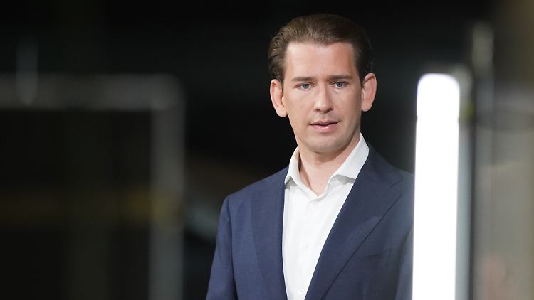 "Bevor ein Bereich ganz geschlossen wird, ist mir lieber, er bleibt für Geimpfte offen", sagt Kurz.
