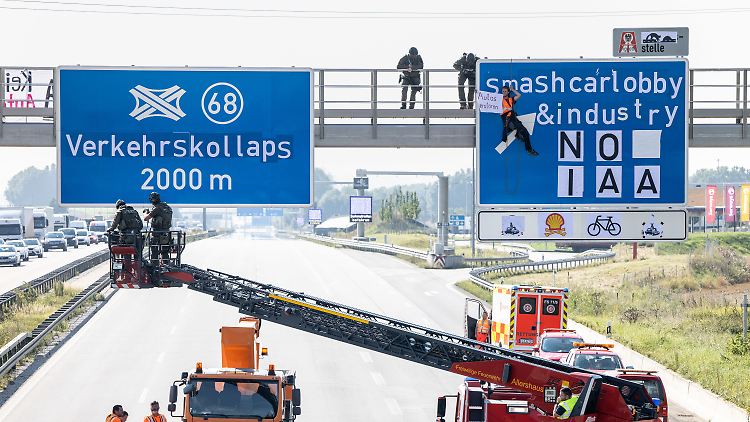 Aktivisten überklebten Verkehrsschilder auf Autobahnen mit Schriftzügen wie "Verkehrskollaps" und "No IAA".