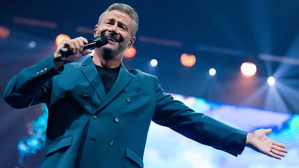 Einen-Teil-der-Erloese-von-Sashas-Auftritt-gehen-an-soziale-Projekte