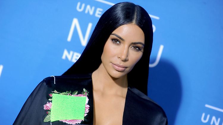 Weiß Kim Kardashian immer, für was oder wen sie genau wirbt?