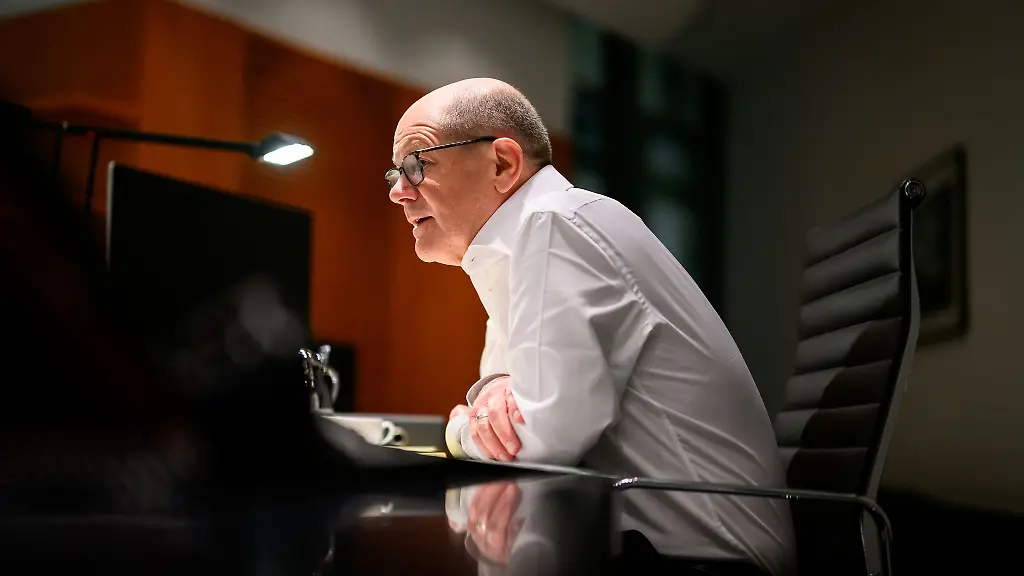 Bundeskanzler-Olaf-Scholz-hat-erstmals-seit-dem-Zusammenbruch-der-Ampelkoalition-mit-dem-ukrainischen-Praesidenten-Wolodymyr-Selenskyj-telefoniert-und-ihm-weitere-Hilfe-zugesichert