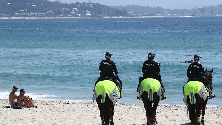 Berittene Polizisten am Strand - mit strikten Lockdowns versucht man in Australien, die Delta-Variante einzudämmen.
