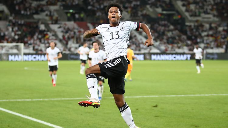 Sein erstes Länderspieltor feierte Adeyemi ausgiebig.