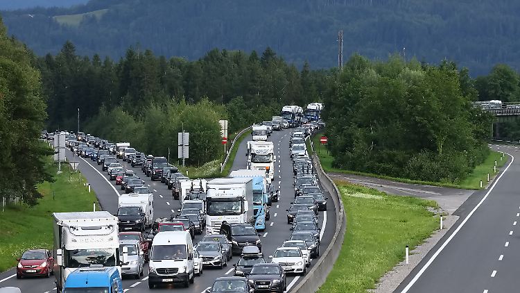 Das Stehen im Stau wird in Österreich teurer.