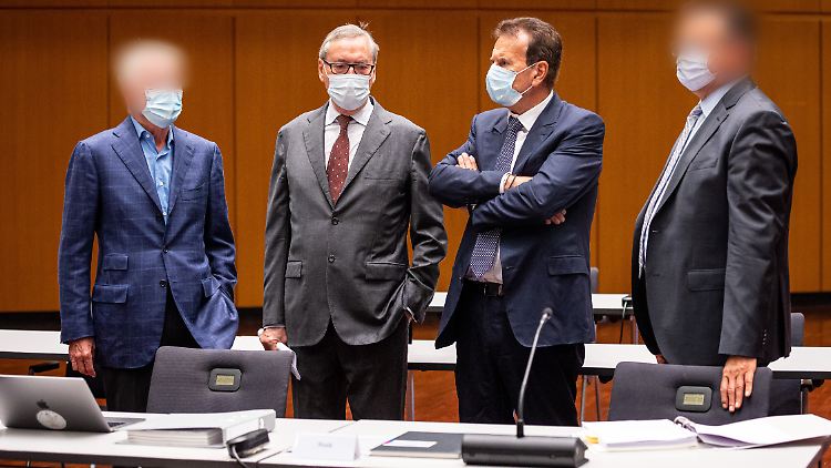 Die früheren VW-Personalvorstände Horst Neumann (2.v.l) und Karlheinz Blessing (2.v.r) mit den beiden anderen Angeklagten.