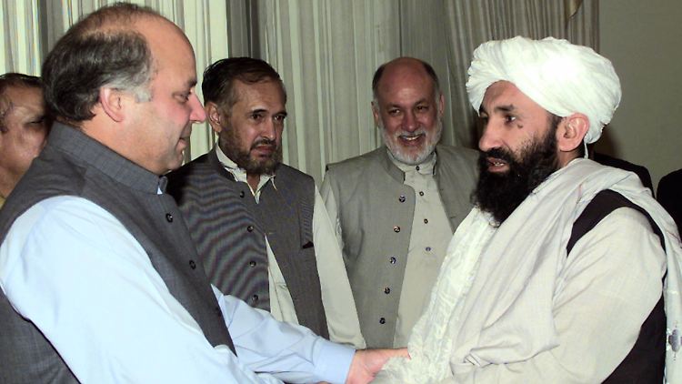 Achund (r.) - hier in seiner damaligen Funktion als Außenminister bei einem Treffen mit Pakistans Premier Sharif - soll die Regierung führen.