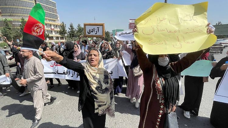 Hunderte Männer und Frauen zogen durch die Innenstadt von Kabul.