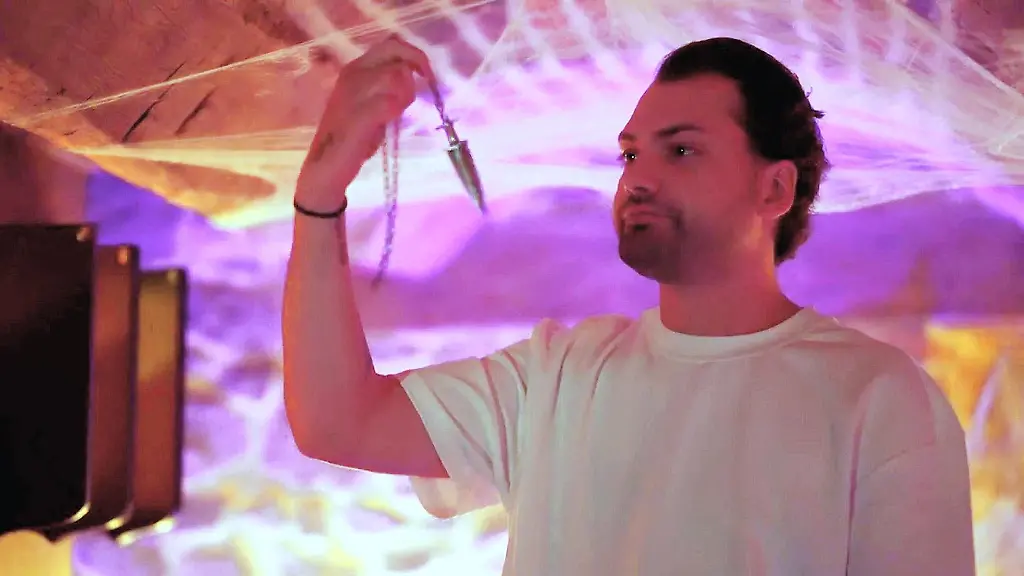 Jimi-Blue-hat-bei-der-Dolchsuche-ein-glueckliches-Haendchen