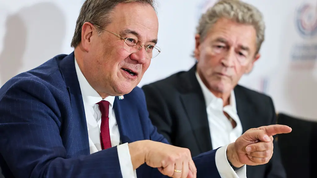 Der-ehemalige-NRW-Ministerpraesident-Armin-Laschet-und-der-Saenger-Peter-Maffay-sind-Freunde-und-engagieren-sich-seit-Jahren-gegen-Antisemitismus