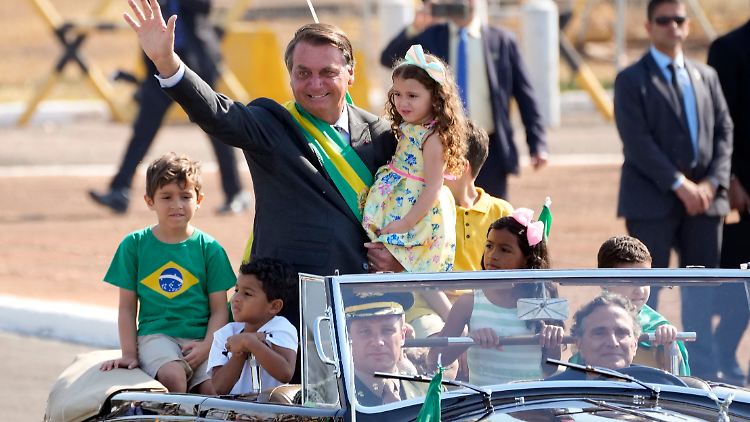 Noch winkt er freudig in die Menge, doch Umfragen zufolge droht Bolsonaro bei der Wahl im nächsten Jahr eine Niederlage gegen den linksgerichteten Ex-Regierungschef Luiz Inácio Lula da Silva.
