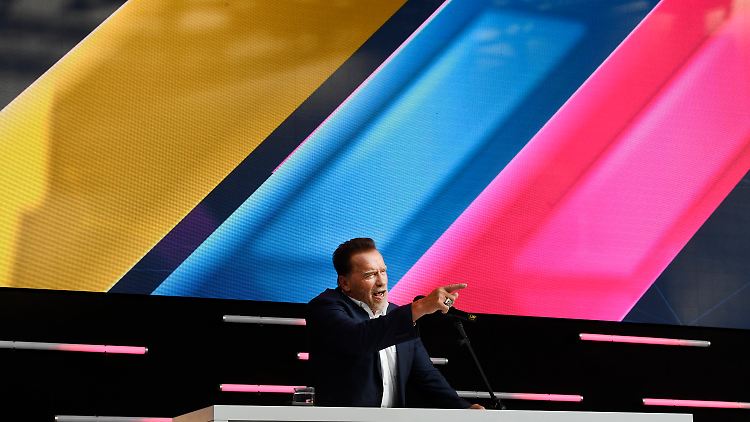 Schwarzenegger wirbt für regionale Produkte und richtiges Geschirr.