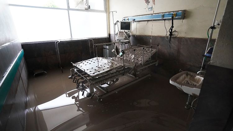 Weil auch der Generator des Krankenhauses unter Wasser stand, konnten die Covid-Patienten zeitweise nicht mit Sauerstoff versorgt werden. 