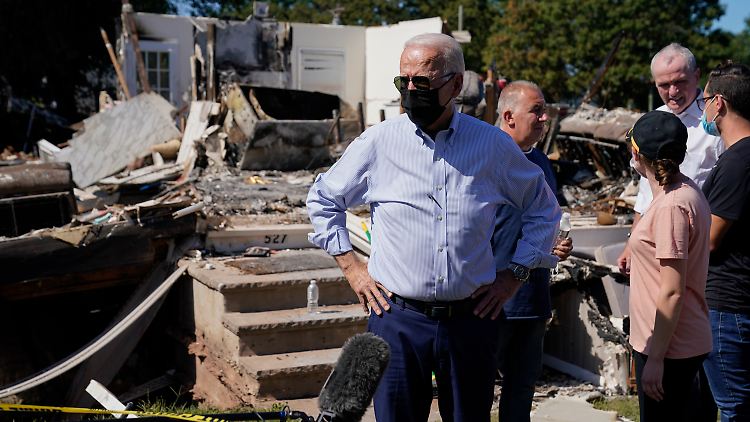 Biden beim Besuch in Manville, New Jersey. Der Ort wurde von Hurrika "Ida" verwüstet. 