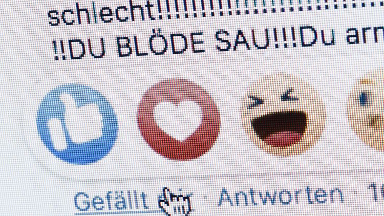 Täglich sperre Facebook bereits Millionen Accounts, sagt Managerin Gifford in "So techt Deutschland".