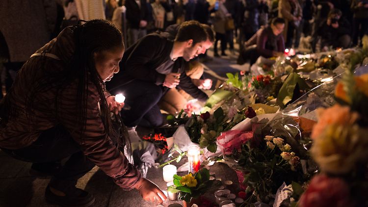 Der Tag nach den Anschlägen: Menschen legen in Paris Blumen nieder.