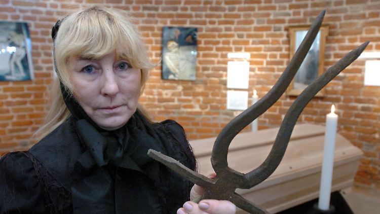 Stiwich in traditioneller Trauerkleidung des Wendlands.