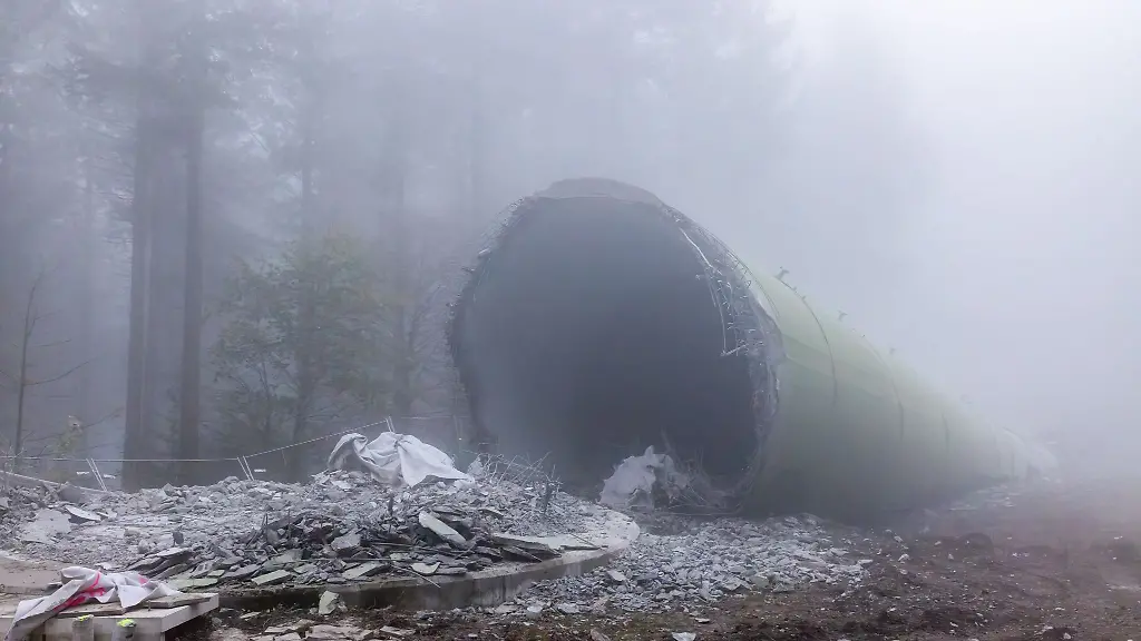 Nach-der-Sprengung-des-ersten-Windradmasts-wurde-nun-auch-der-zweite-gesprengt