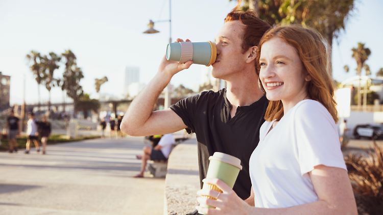 Fassungsvermögen, Isolierfähigkeit, Material: Diese Kriterien sind bei einem Coffee-to-go-Becher wichtig.
