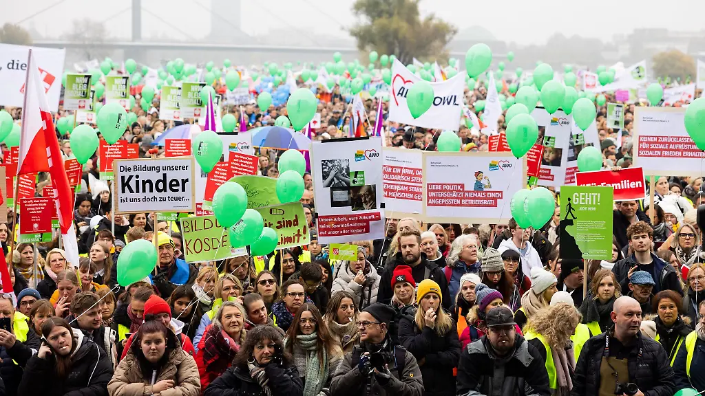 Mehr-als-30-000-Menschen-haben-die-Landesregierung-aufgefordert-mehr-Geld-in-Kitas-und-soziale-Projekte-zu-investieren