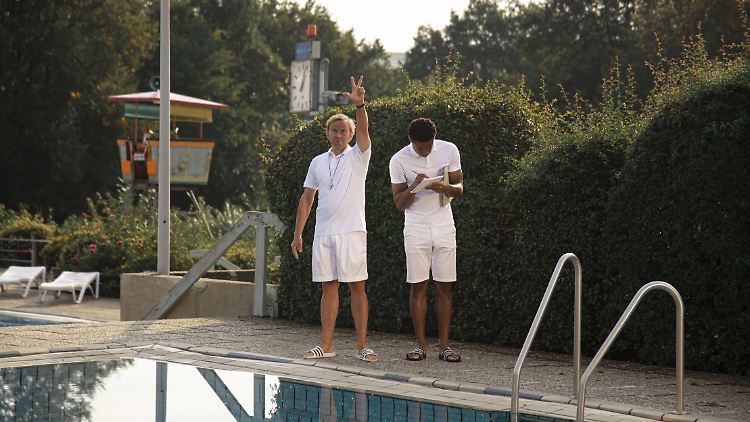 Bademeister Kruse zeigt Sali, wie man das Freibad im Griff hat - oder es zumindest glaubt.