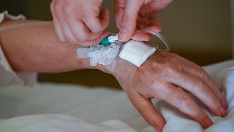 Patienten infizierten sich durch Wundinfektionen nach Operationen, Infektionen durch Katheter oder Harnwegsinfektionen.