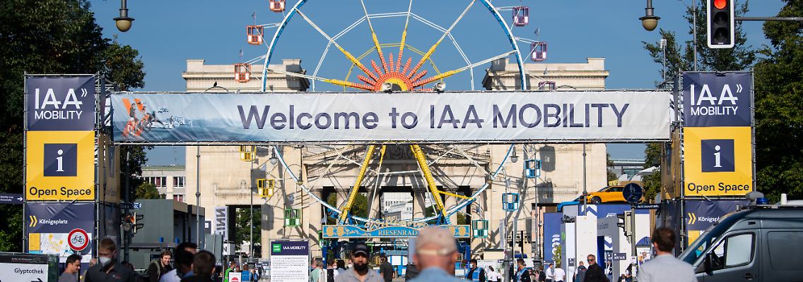 Messebesucher kommen während der Internationalen Automobil-Ausstellung (IAA Mobility) zum Open Space am Königsplatz.