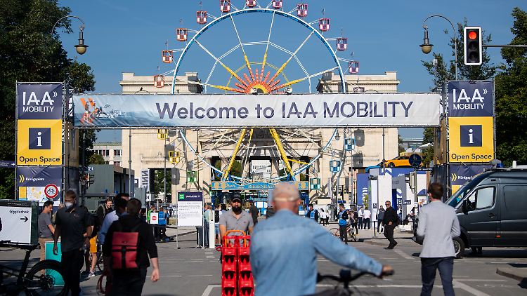 Messebesucher kommen während der Internationalen Automobil-Ausstellung (IAA Mobility) zum Open Space am Königsplatz. 