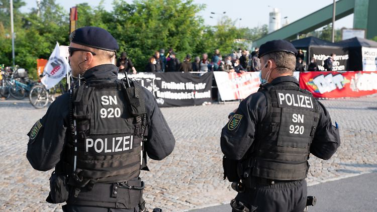 Vor dem Oberlandesgericht in Dresden: Ein Solidaritätsbündnis demonstrierte vor dem Sitzungssaal.