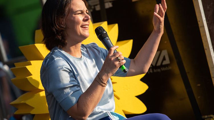 Annalena Baerbock gibt sich bei dem Auftritt nahbar, erzählt von ihren Erfahrungen als Mutter.