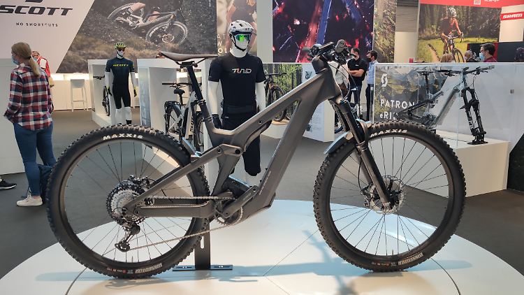 Wie ein Fahrrad mit der jüngsten Bosch-Technik aussieht, kann man auf dem Stand von Scott am Beispiel des neuen E-MTB eRide 900 sehen.