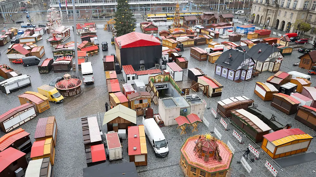 Die-Huetten-fuer-den-590-Dresdner-Striezelmarkt-sind-bereits-aufgebaut