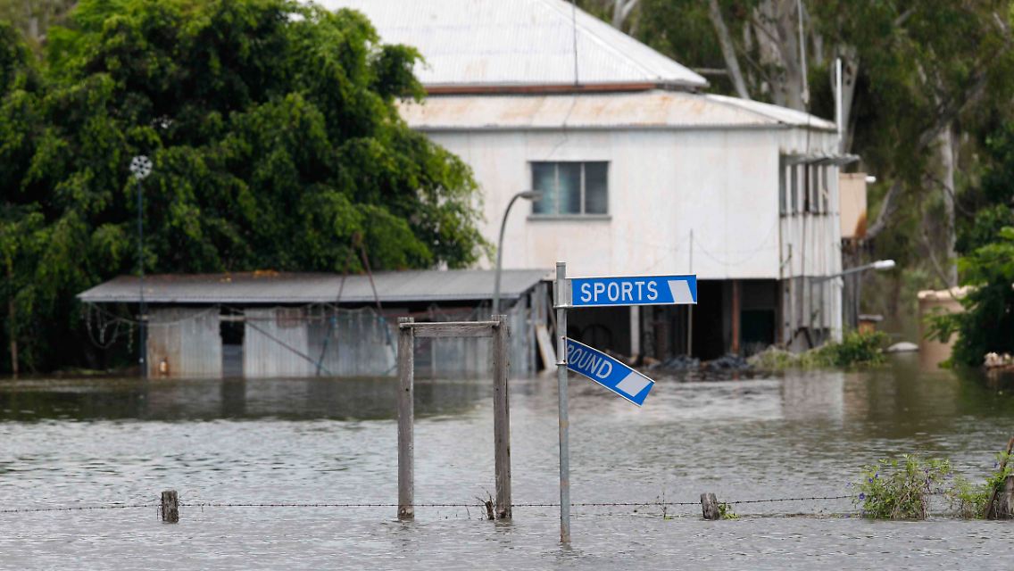 2011-01-03T064943Z_01_DGM12_RTRMDNP_3_AUSTRALIA-FLOODS.JPG1319129618047662462.jpg