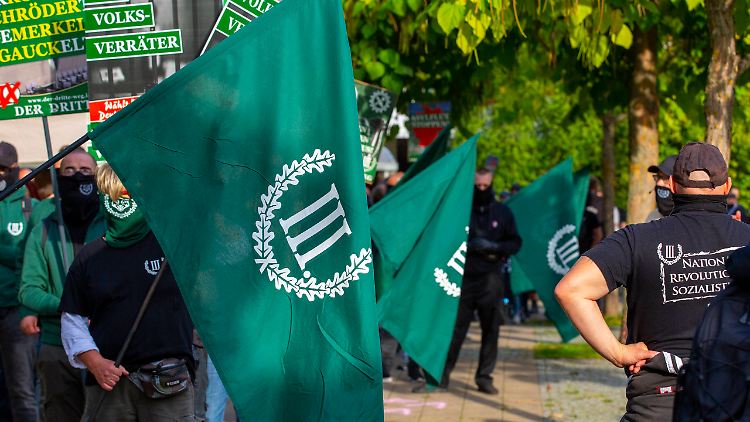 Erstmals tritt die rechtsextreme Partei Der III. Weg in Sachsen und Bayern für die Bundestagswahl an.  