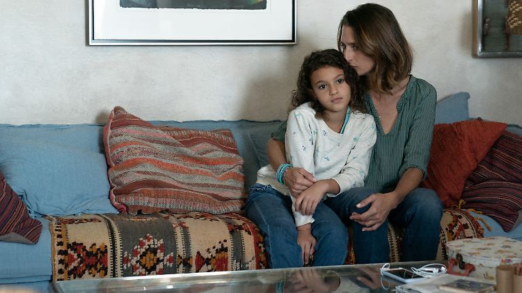 Virginie (Camille Cottin) und ihre Tochter Maya (Lilou Siauvaud) helfen Baker bei seinen Nachforschungen.