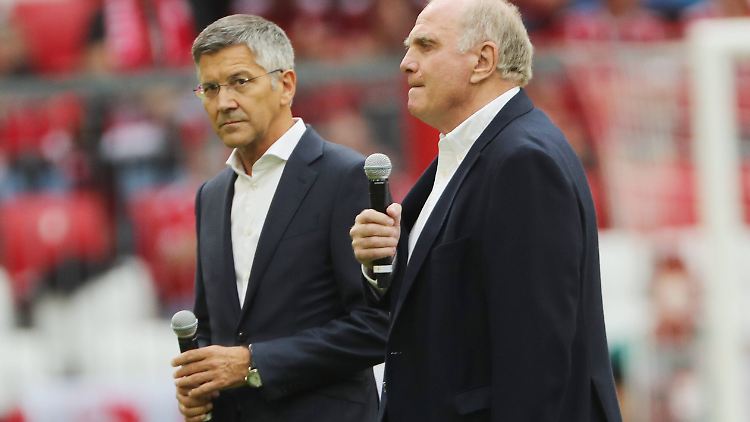 Bayern-Präsident Hainer (links, hier mit Uli Hoeneß) will die Gehälter im Fußball eindämmen.