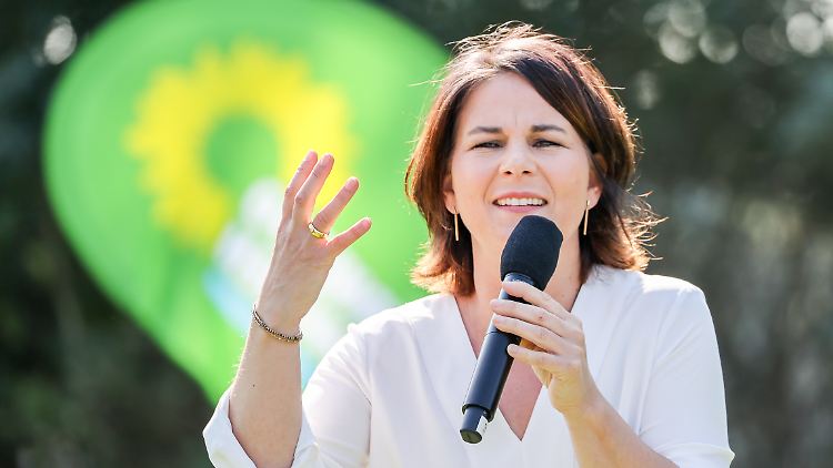 "Es darf nicht sein, dass sich Menschen durch einen Hungerstreik in solche Gefahr bringen und ihr eigenes Leben riskieren", sagt Baerbock.