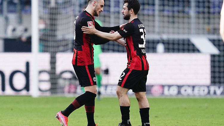 Kostic (links) bleibt bei Eintracht Frankfurt, Younes ist auf dem Absprung.