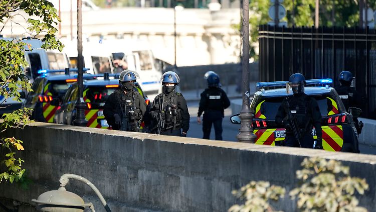 Sicherheitskräfte patrouillieren vor dem Justizpalast, in dem der Prozess um die Attentate vom 13. November 2015 stattfindet.