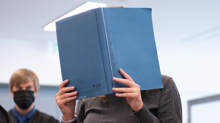 Die Gruppe bestehend aus drei Männern und einer Frau aus der linksextremistischen Leipziger Szene ist wegen Mitgliedschaft in einer kriminellen Vereinigung angeklagt.