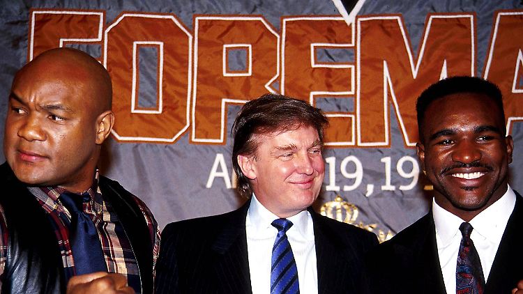 George Foreman (v.l), Donald Trump und Evander Holyfield im Jahr 1991.
