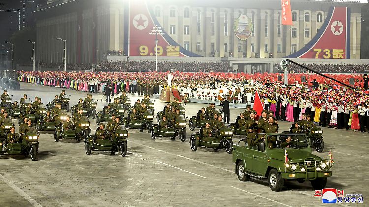 Die Parade wurde anlässlich des 73. Jahrestages der Staatsgründung abgehalten.